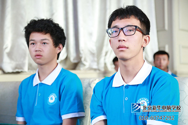 學子們專注聆聽計劃發布
